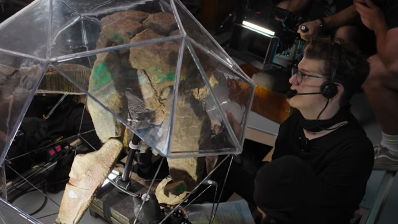 James Ortiz îl păpușă pe Rocky pe platourile de filmare ale Proiectului Hail Mary