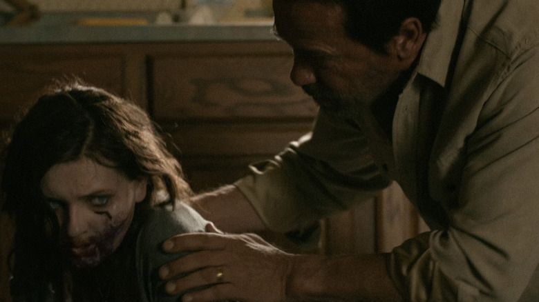 Wade Vogel al lui Arnold Schwarzenegger o întinde pe Marguerite Vogel a lui Abigail Breslin în timp ce se dă înapoi în Maggie