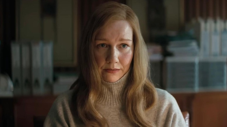 Sandra Huller în rolul lui Stratt stând la biroul ei în Project Hail Mary