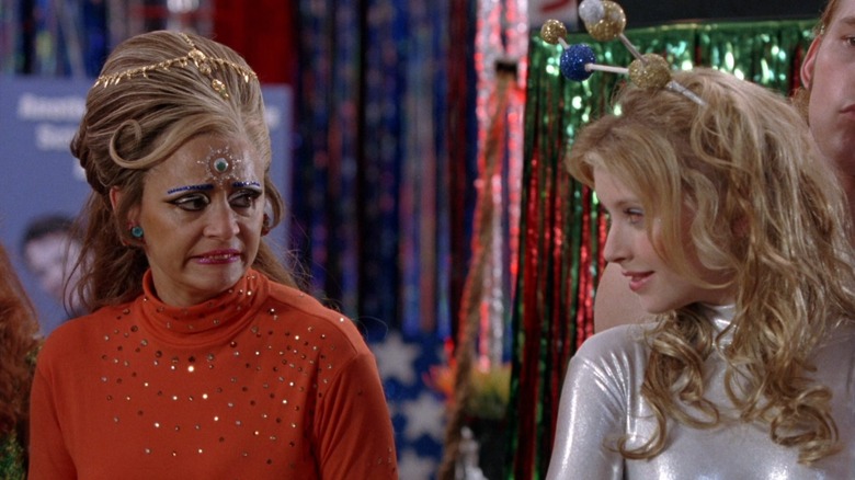 Jerri Blank în haine ciudate de geniu vorbind cu o fată în antene în Strangers with Candy