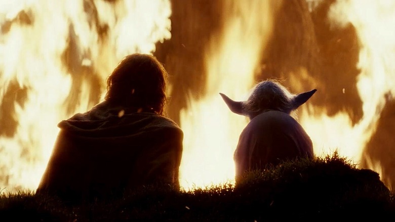 Luke Skywalker și Yoda privind arderea textelor sacre din Star Wars: Ultimul Jedi