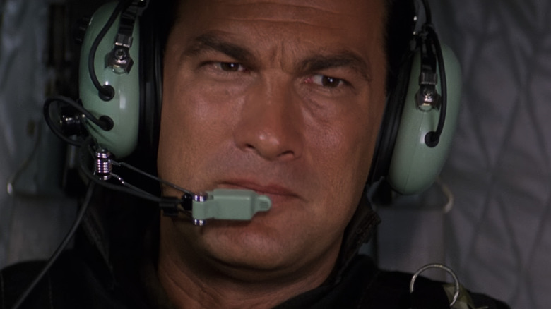 Steven Seagal ca locotenent-colonelul Austin Travis purtând o cască de pilot în Decizia executivă