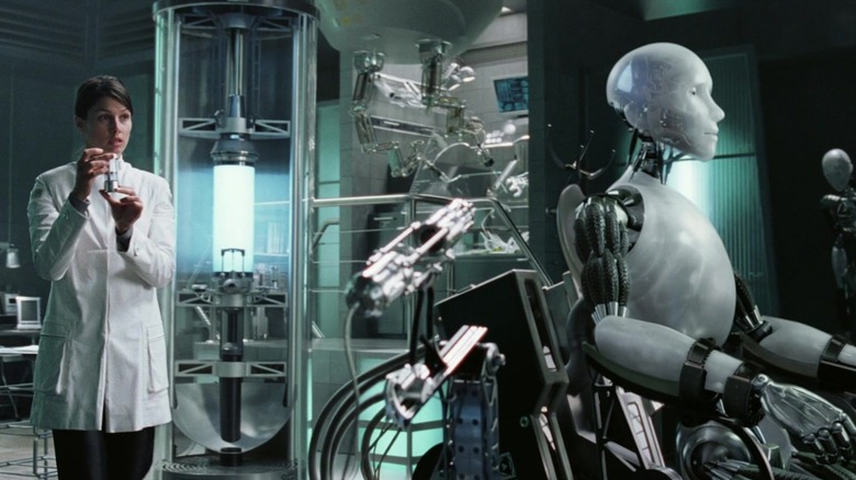 Dr. Calvin este pe cale să joace cu un robot în I, Robot