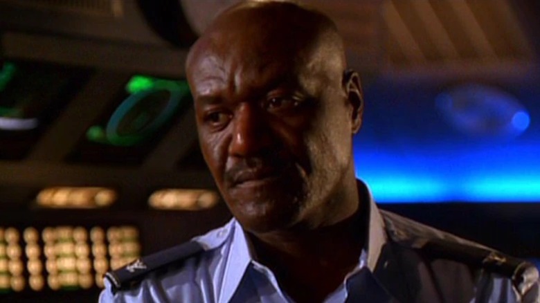 Delroy Lindo stă într-un centru de comandă ca colonelul Max Wilkins în Broken Arrow