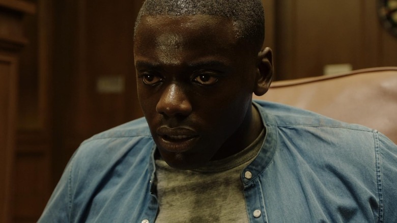 Daniel Kaluuya în rolul lui Chris care arată transpirat și speriat în Get Out