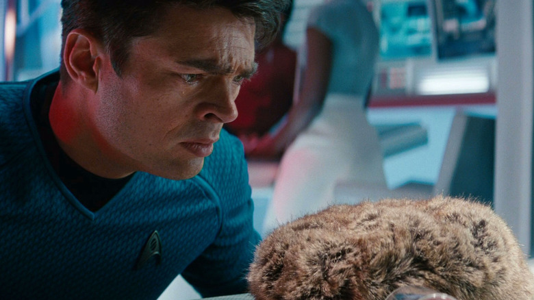 Dr. McCoy se uită cu atenție la un tribble din Star Trek Into Darkness