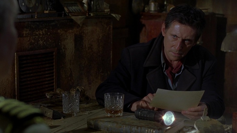 Căpitanul Sean Murphy se uită intens la o masă bântuită din Ghost Ship