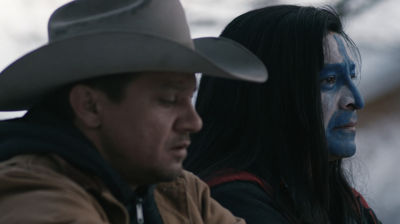 Cory Lambert de Jeremy Renner stă lângă Martin Hanson de Gil Birmingham în Wind River