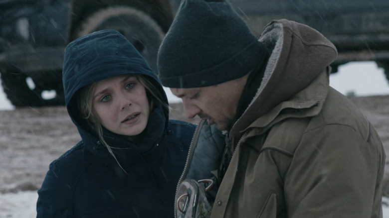Jane Banner a lui Elizabeth Olsen stă lângă Cory Lambert al lui Jeremy Renner, într-un mediu înzăpezit în Wind River