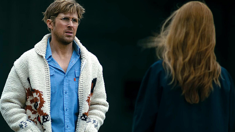 Ryan Gosling în rolul lui Ryland Grace, în fața Sandrei Hüller, afară, într-o zi cu vânt, în Project Hail Mary