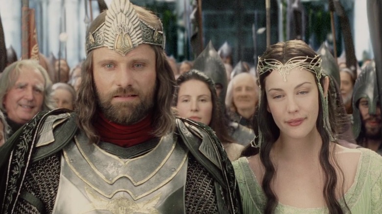 Aragorn și Arwen poartă coroane în Minas Tirith în Stăpânul Inelelor: Întoarcerea Regelui