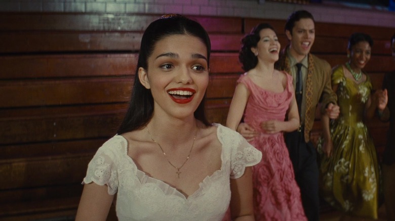 Maria zâmbind la un dans la școală în West Side Story (2021)