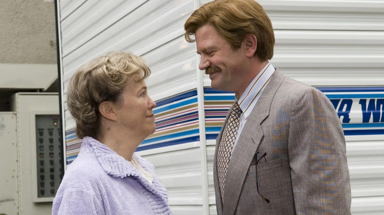 Marilyn vorbește cu Corey în afara remorcii ei din For Your Consideration