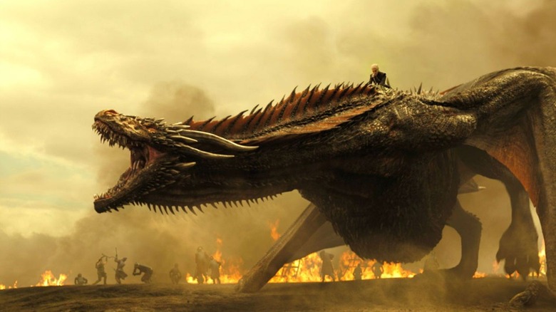 Danerys călare pe Drogon și arzându-și toți inamicii în Game of Thrones