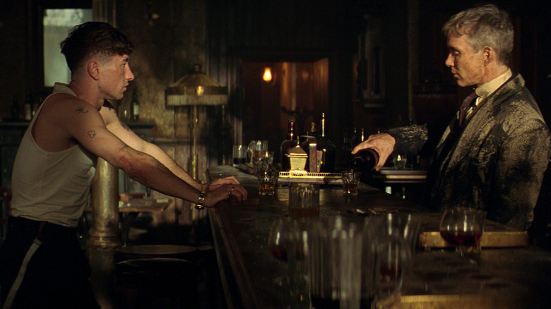 Barry Keoghan în rolul lui Duke Shelby împărțind o băutură cu Cillian Murphy în rolul lui Tommy Shelby la un bar din Peaky Blinders: The Immortal Man