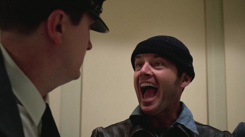 Randle Patrick McMurphy din Jack Nicholson râde de un agent de securitate în One Flew Over the Cuckoo's Nest.jpg