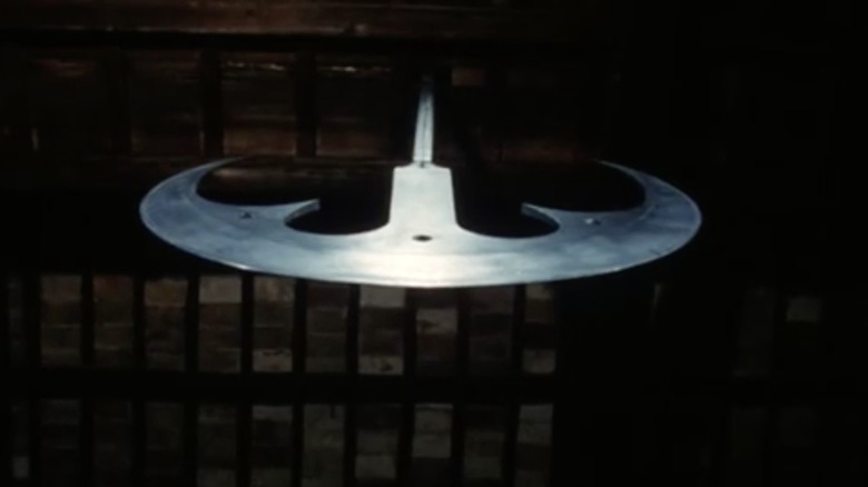 Pendulul așteaptă burtica lui Jonathan Fuller în rolul lui Antonio