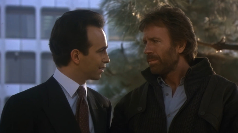 Detectivul O'Brien vorbește cu un alt polițist din Hero and the Terror