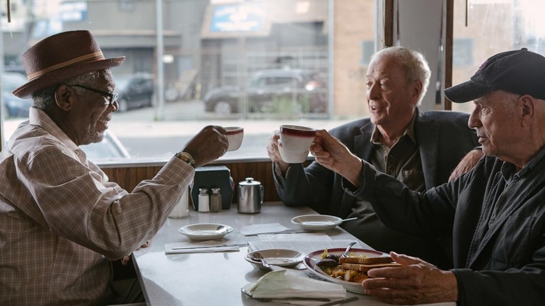 Morgan Freeman în rolul lui Willie Davis, Michael Caine în rolul lui Joe Harding și Alan Arkin în rolul lui Albert Garner care mănâncă la un restaurant în Going in Style
