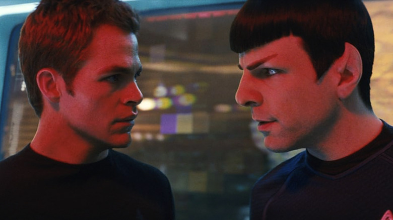 Kirk și Spock stau față în față, scăldați în lumină roșie, în Star Trek (2009)