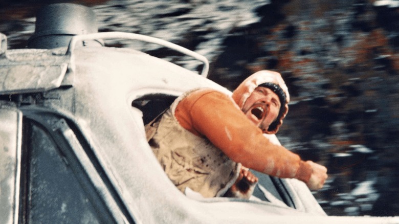 Oscar își scoate jumătate din corp dintr-un tren în mișcare în Runaway Train