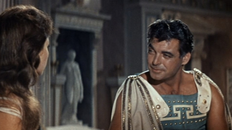 Darios al lui Rory Calhoun vorbește cu Diala a Leei Massari în timp ce stau într-un palat din Colosul din Rhodos