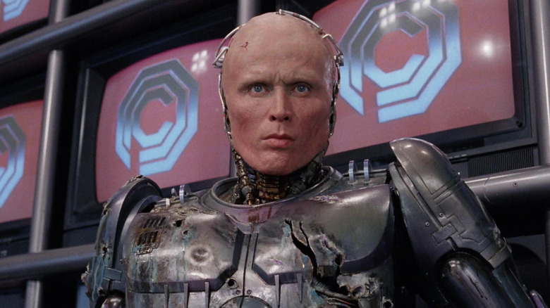 RoboCop, fără casca, în birourile OCP din RoboCop (1987)