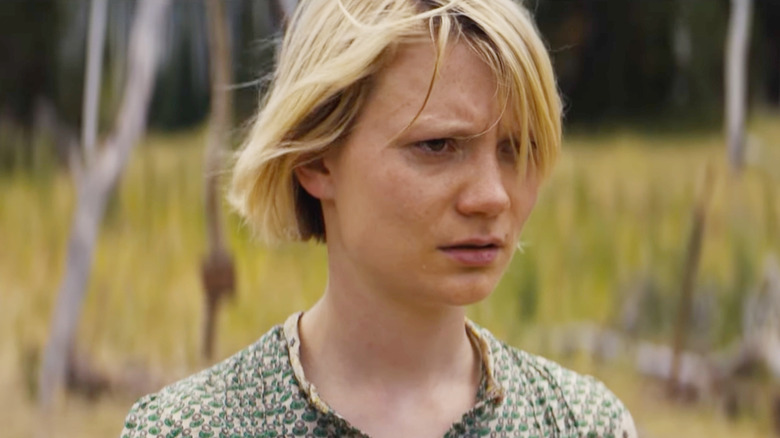 Mia Wasikowska ca Penelope care arată tulburată în Damsel (2018)
