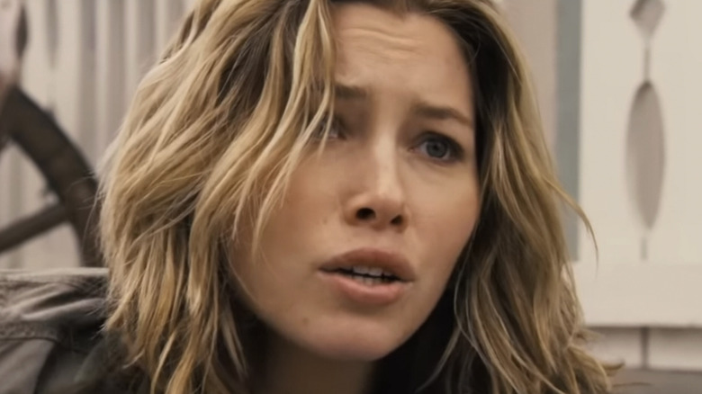 Liz cu o privire tulburată pe față în Next