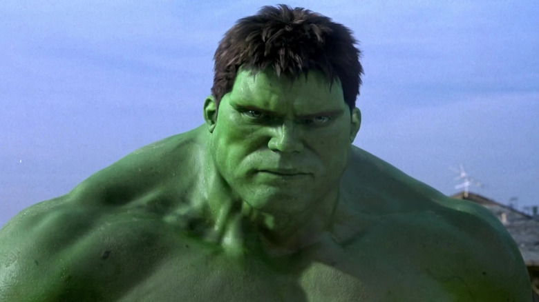 Hulk încruntat pe un cer albastru în Hulk