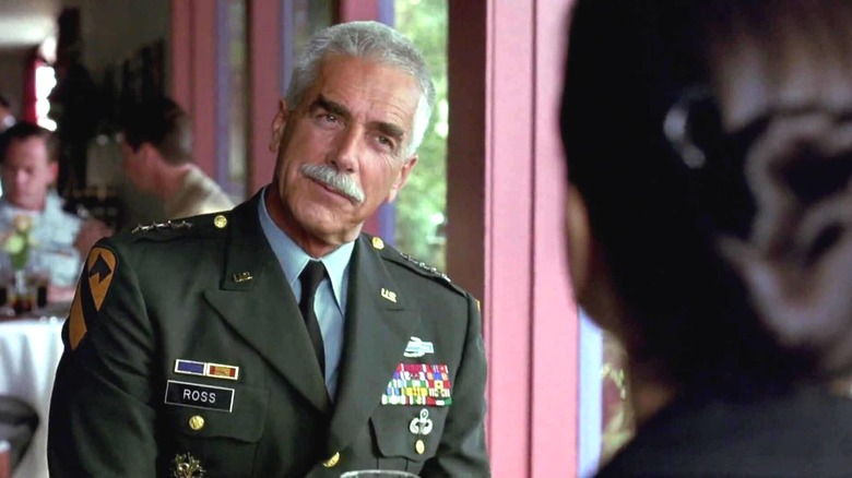 Thaddues Ross stă în fața lui Betty Ross în Hulk