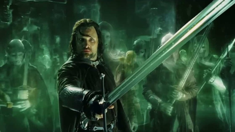 Aragorn brandindu-și sabia în mijlocul Armatei Morților în Stăpânul Inelelor: Întoarcerea Regelui