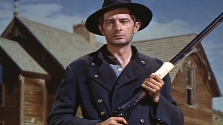 Clay Ellison ținând o pușcă în Saddle the Wind