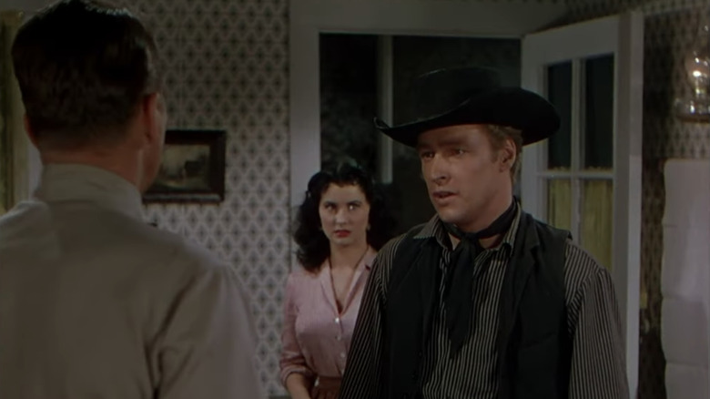 Frame Johnson al lui Ronald Reagan îl confruntă pe Jimmy Johnson al lui Russell Johnson, în timp ce o doamnă se uită la Legea și Ordinea