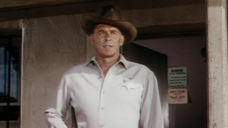 Frame Johnson al lui Ronald Reagan stă în fața unei închisori în Lege și Ordine