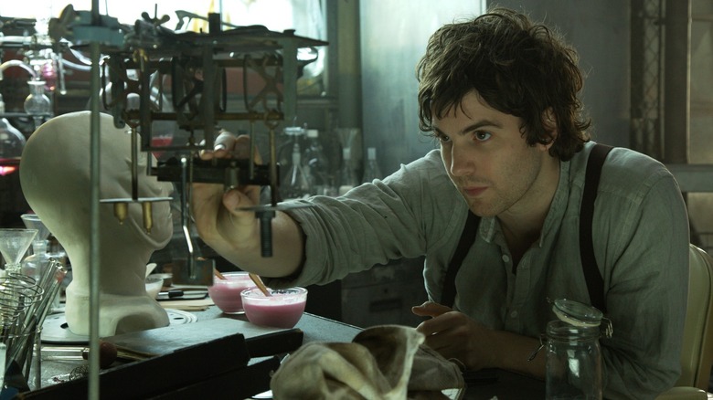 Adam se chinuia cu un artizanat în Upside Down