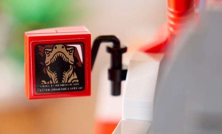 Fotografie din oglindă cu Jeep Wrangler LEGO Jurassic Park