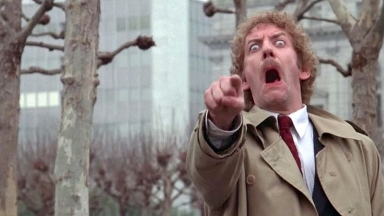 Donald Sutherland ridică degetul și țipă în rolul lui Matthew Bennell din Invasion of the Body Snatchers.