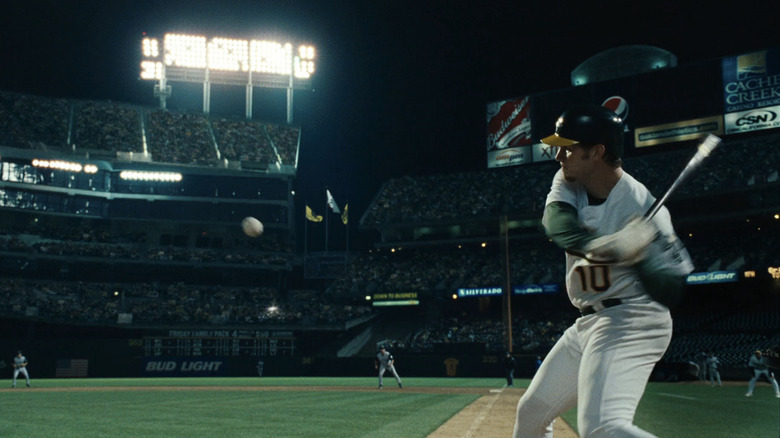 Scott Hatteberg de la Chris Pratt se balansează la o minge pe un stadion de baseball din Moneyball