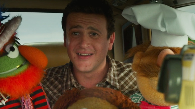 Jason Segel cu Dr. Teeth și bucătarul suedez într-o mașină în The Muppets