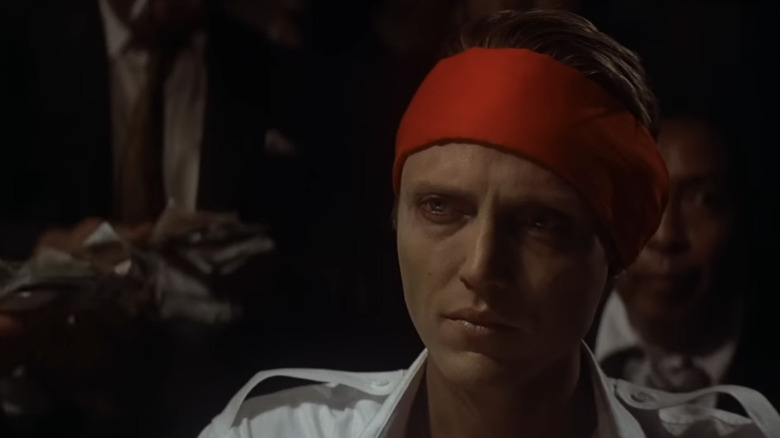 Nikanor Chevotarevichin al lui Christopher Walken stă într-o bandană roșie în The Deer Hunter