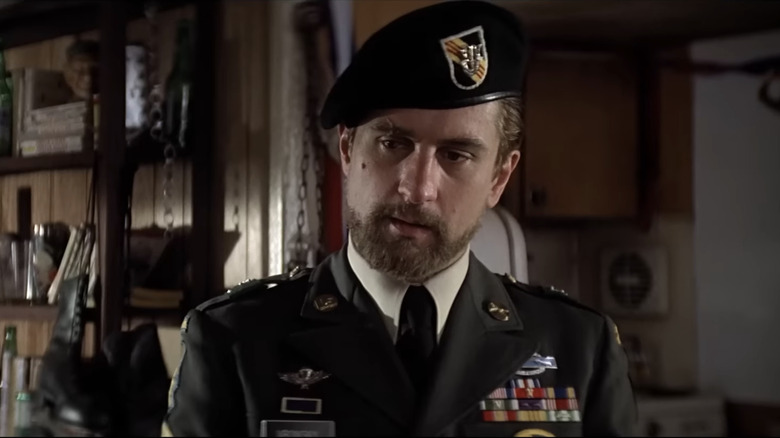 Mikhail Vronsky al lui Robert De Niro stă în uniformă în The Deer Hunter
