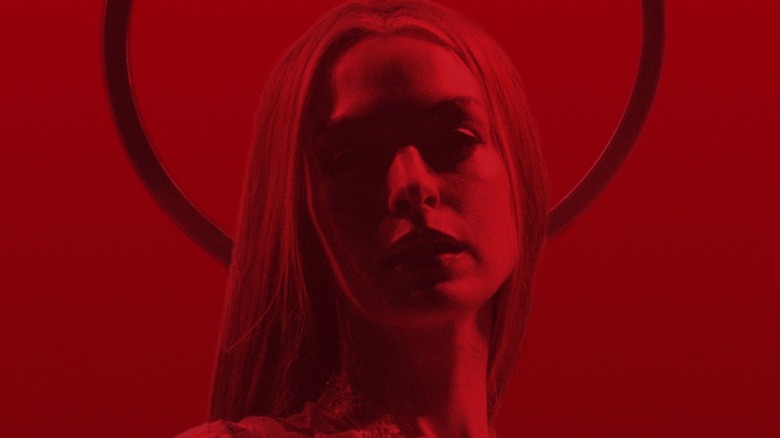 Maica Maria este scăldată în lumină roșie în Maica Maria