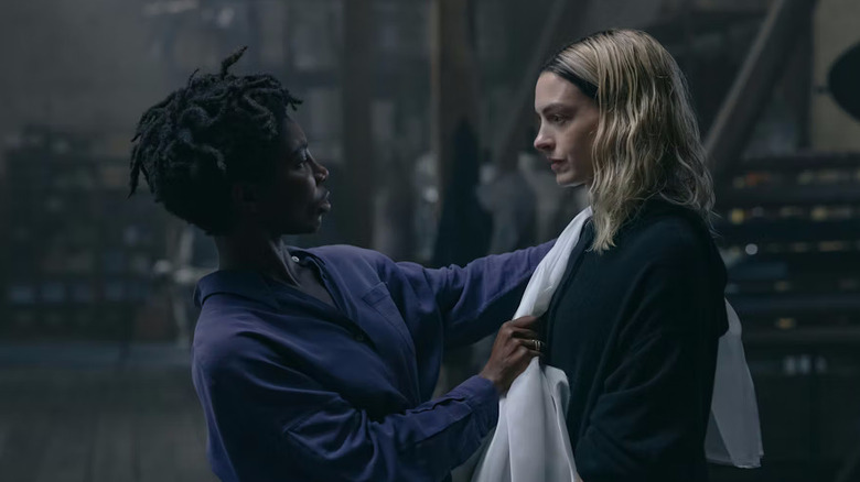 Sam Anselm încearcă niște țesături pe Maica Maria în Mother Mary