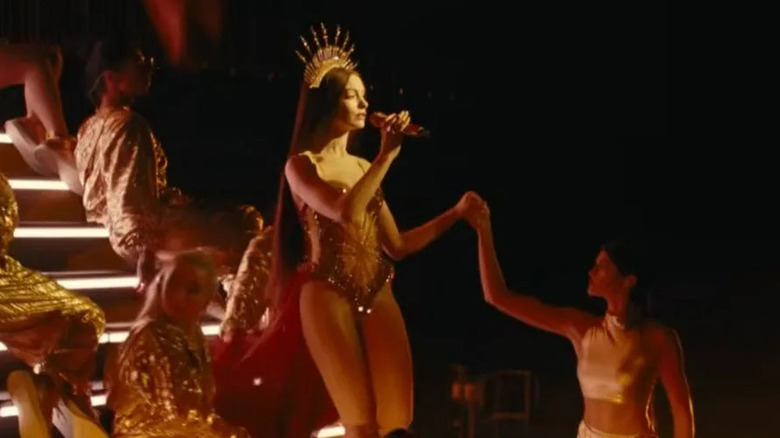 Maica Maria ține curte pe scena concertului din Mother Mary