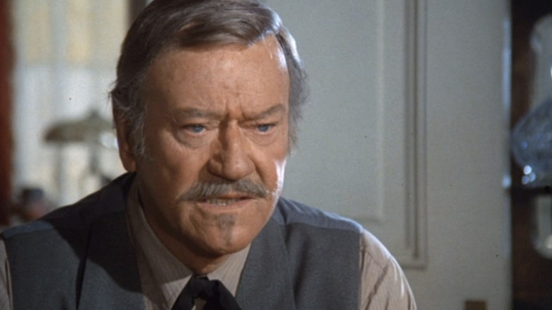 JB Books a lui John Wayne arată serios în prim-plan în The Shootis