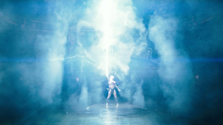 Nicholas Galitzine în rolul lui Adam/He-Man care își invocă puterea în Masters of the Universe