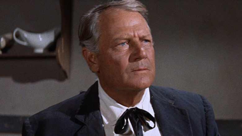 Joel McCrea, cu părul cărunt, arată tulburat în rolul lui Steve Judd în Ride the High Country