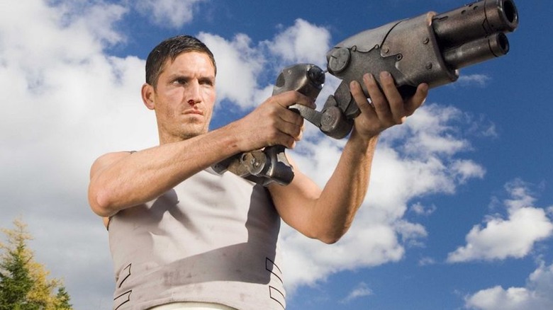 Jim Caviezel mânuiește o pușcă extraterestră ca Kainan în Outlander