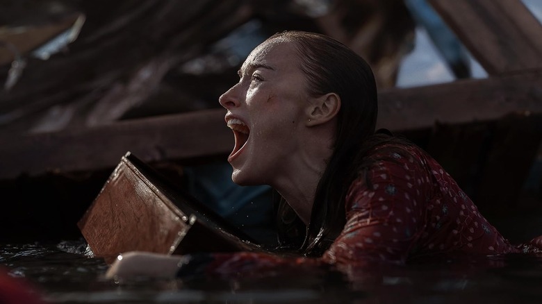 Phoebe Dynevor ca Lisa țipând în timp ce este înconjurată de apă de mare în Thrash